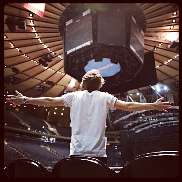TheHarryNews's tweet photo. Harry at Madison Square Garden. 2012 // 2018 // 2021 ✨⭐️ https://t.co/srpEQZqL8k