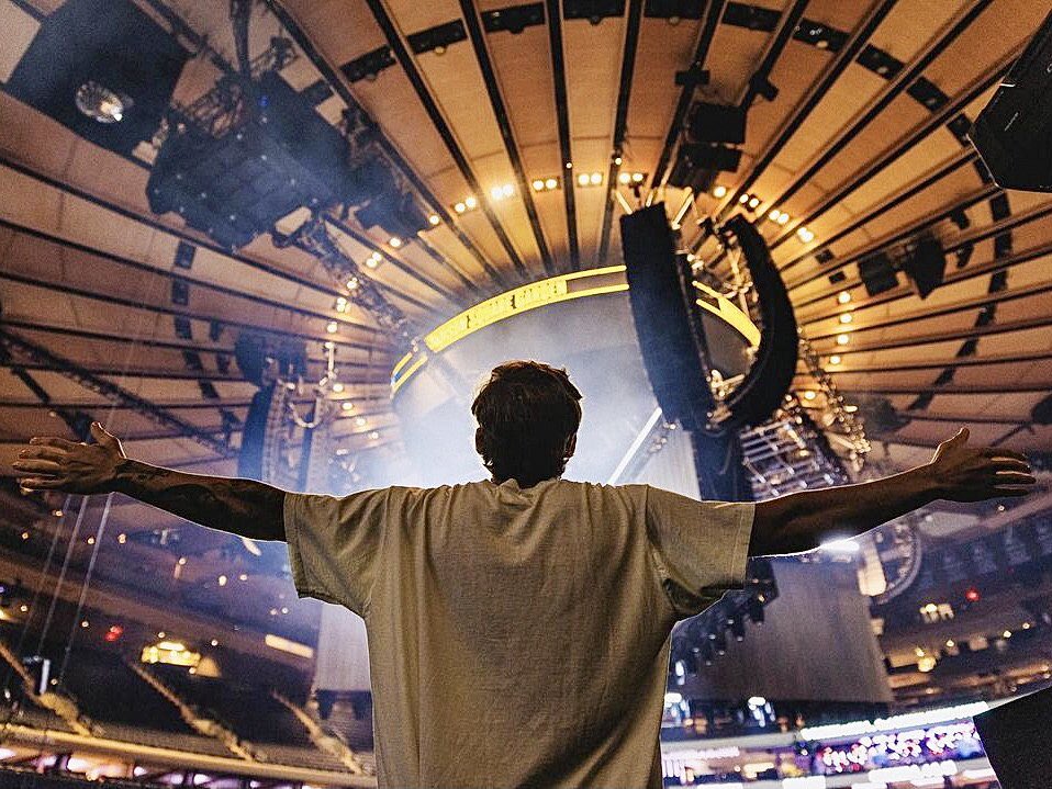 TheHarryNews's tweet photo. Harry at Madison Square Garden. 2012 // 2018 // 2021 ✨⭐️ https://t.co/srpEQZqL8k