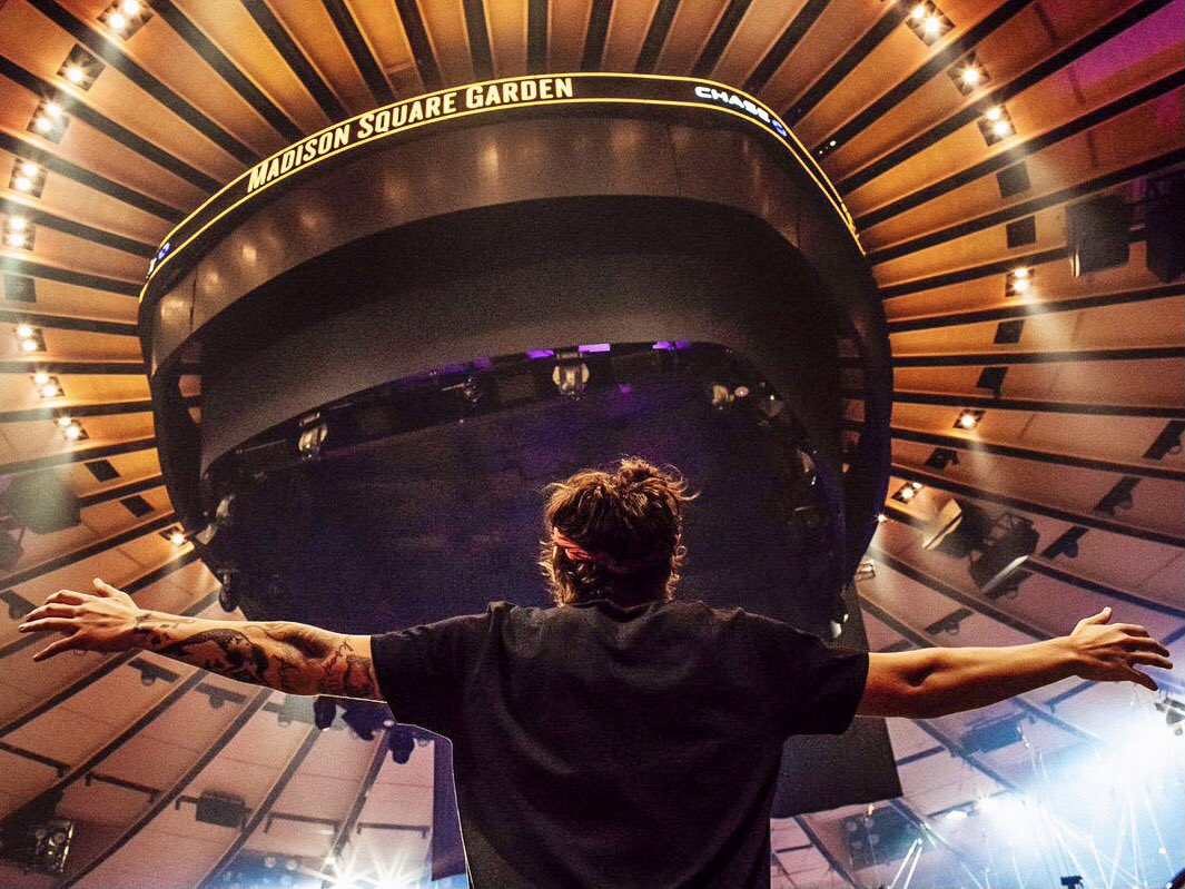 TheHarryNews's tweet photo. Harry at Madison Square Garden. 2012 // 2018 // 2021 ✨⭐️ https://t.co/srpEQZqL8k
