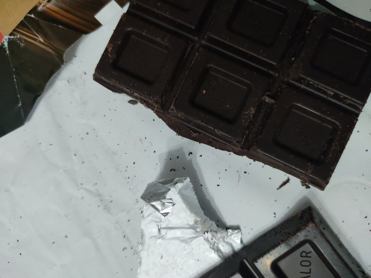 Andrea_2901's tweet photo. La semana pasada compré dos tabletas de chocolate valor del 92% @chocolatesvalor en el supermercado @EROSKI de mi ciudad.
Ambas venían con gusanos en su interior y en aparente mal estado, como con "tela araña" en la superficie @consumidores
En las fotos se ve el lote y caducidad https://t.co/1wSmOQoWHl