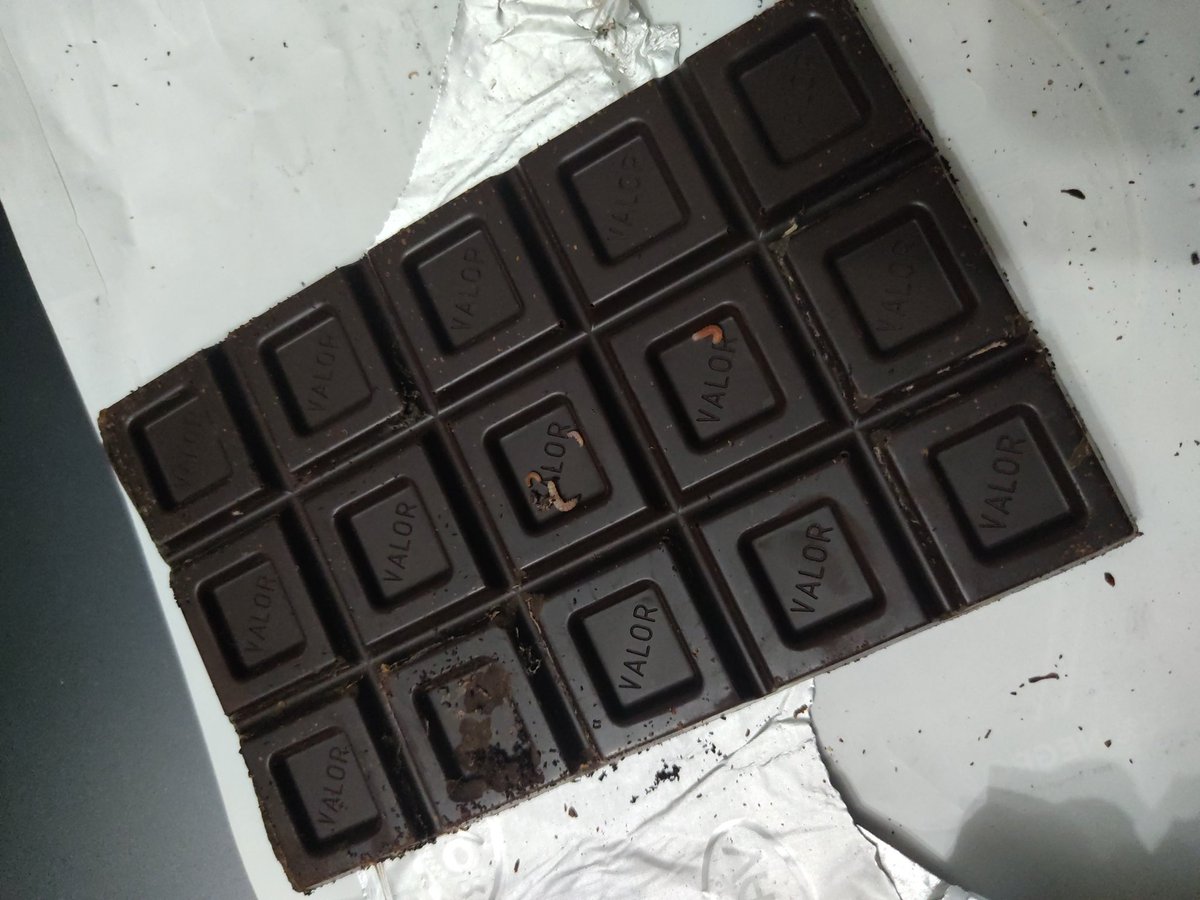 Andrea_2901's tweet photo. La semana pasada compré dos tabletas de chocolate valor del 92% @chocolatesvalor en el supermercado @EROSKI de mi ciudad.
Ambas venían con gusanos en su interior y en aparente mal estado, como con "tela araña" en la superficie @consumidores
En las fotos se ve el lote y caducidad https://t.co/1wSmOQoWHl
