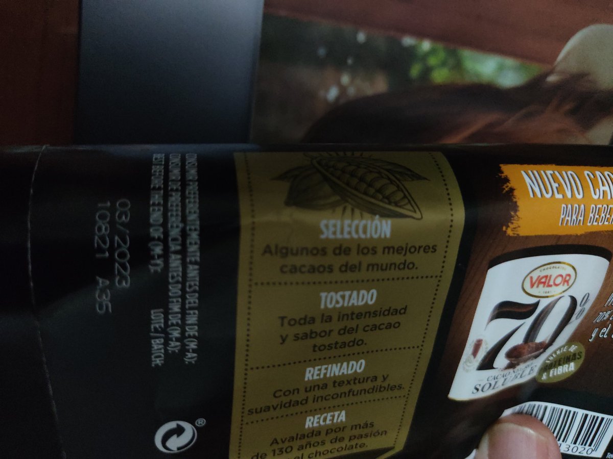 Andrea_2901's tweet photo. La semana pasada compré dos tabletas de chocolate valor del 92% @chocolatesvalor en el supermercado @EROSKI de mi ciudad.
Ambas venían con gusanos en su interior y en aparente mal estado, como con "tela araña" en la superficie @consumidores
En las fotos se ve el lote y caducidad https://t.co/1wSmOQoWHl
