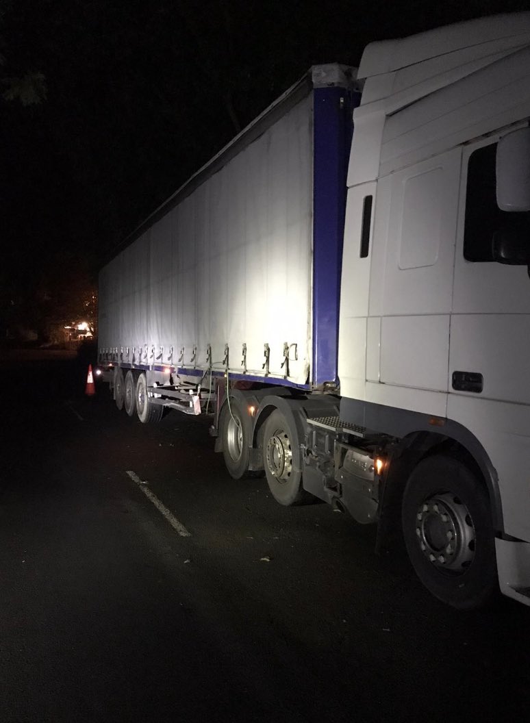 DVSAEnforcement's tweet photo. #HGV stopped &amp; inspected by our team at #Boughton🚔

Our Vehicle Examiner (VE) discovered one tyre cut to cords, two park brakes inoperative, 1 brake disc excessively worn,brake pads on metal🚫…but that was the least of their worries,all 6 trailer brakes weren’t working anyway😳 https://t.co/M9jS0Oualn