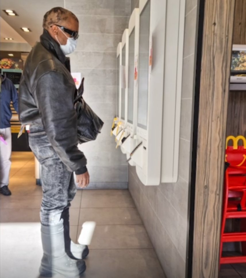 joentweets's tweet photo. VARFÖR SKA KANYE HA SÅ MYCKET KETCHUP https://t.co/zh57PcxdsB