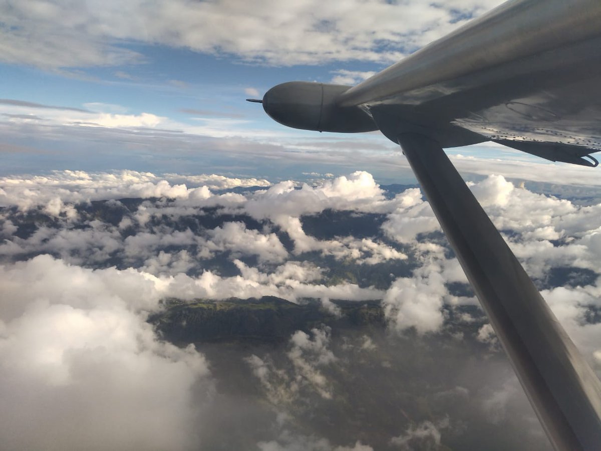 Ejercito_Davaa's tweet photo. Volamos el país en uno de nuestros aviones #GranCaravan, para garantizar la seguridad de usted y su familia. #FelizLunesFestivo, les desea el Batallón de Mantenimiento de Aviación N°1. https://t.co/5s7KPGb559