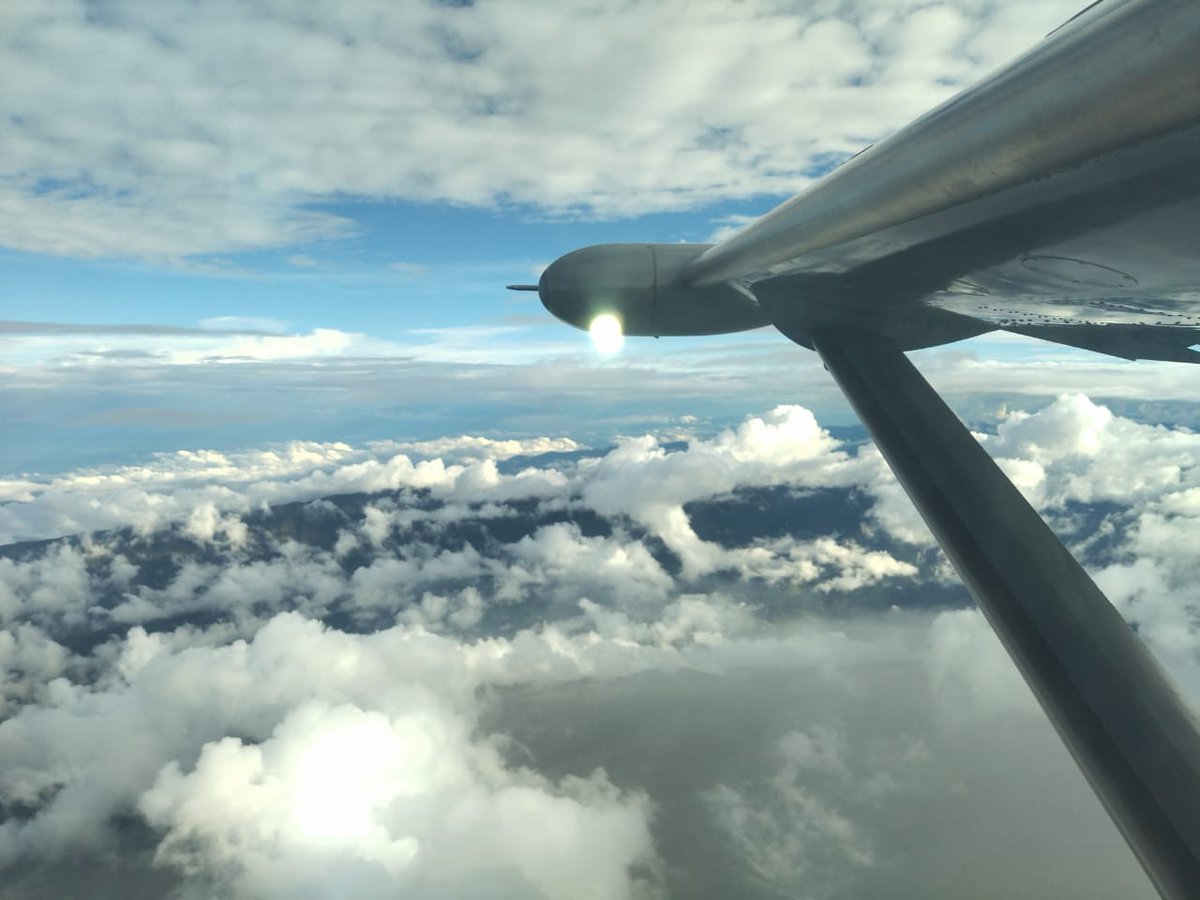 Ejercito_Davaa's tweet photo. Volamos el país en uno de nuestros aviones #GranCaravan, para garantizar la seguridad de usted y su familia. #FelizLunesFestivo, les desea el Batallón de Mantenimiento de Aviación N°1. https://t.co/5s7KPGb559