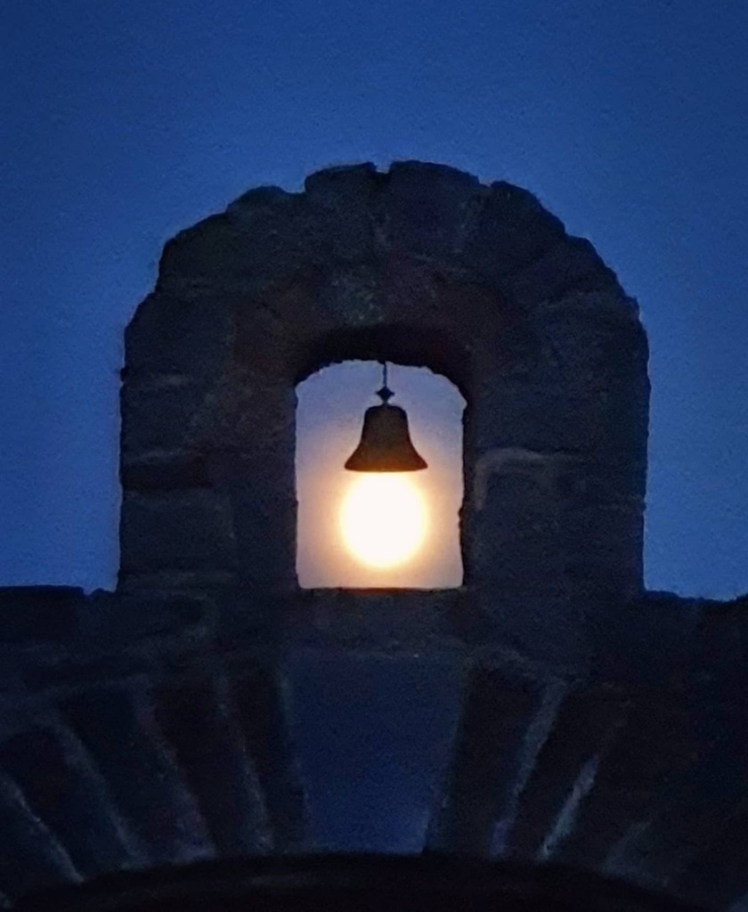 NesbittF's tweet photo. Beneath a Lightbulb Moon. https://t.co/RE4yh5gEZ4 https://t.co/m71kfLGR7q