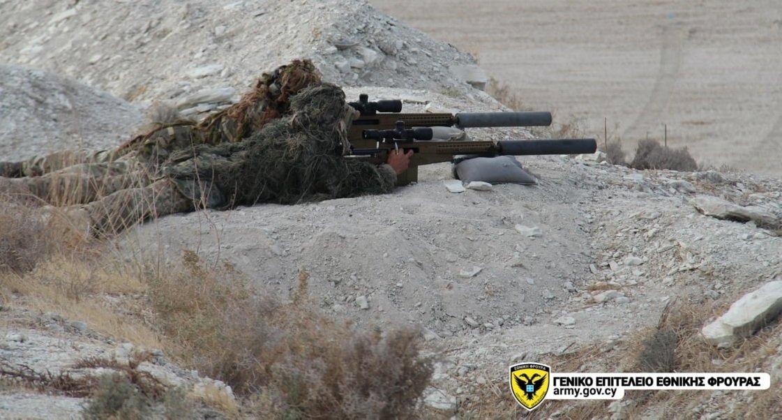 Def_Redefined's tweet photo. 1/3 🇬🇷🇨🇾⚔
➡️ Στη 1η 📷 Στέλεχος των ΕΔ με τυφέκιο #FN SCAR-L βαμμένο με EC Paint της #NFM και σκοπευτικά #CompM4 και #X3 της @AimpointUSA. Διακρίνονται επίσης γάντια της #mechanix.
➡️ Στη 2η 📷 ζεύγος ελεύθερων σκοπευτών με τυφέκια @AccuracyLtd #AX50 0,50 BMG με σιγαστήρα και https://t.co/5vdQ2HCEZb
