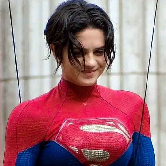 CentralGadot's tweet photo. Sasha Calle diz que sua personagem favorita da DC é a Mulher Maravilha de Gal Gadot!

"Quando me formei na faculdade em 2017, vi a Mulher Maravilha e me lembro de apenas sentar no cinema e pensar, tenho que fazer o que ela está fazendo. E... agora estou aqui. Então, sim." https://t.co/eiyN3YcoFO