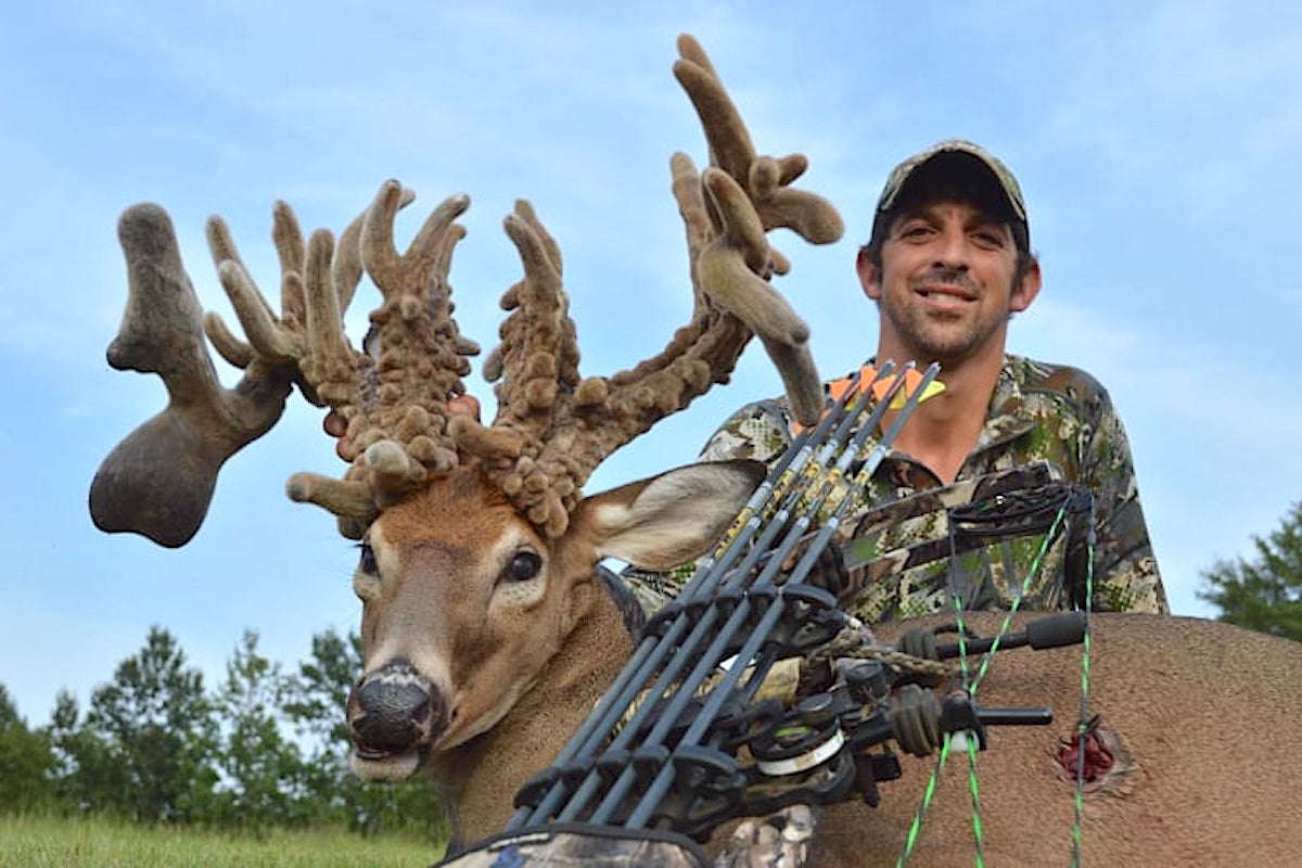 GameAndFishMag's tweet photo. That's a whole lot of velvet! This deer never shed its velvet or rack in 2020. It stayed in velvet and kept on growing. #BigBuckReport #whitetails #nontypical #bowhunting (Photos by Scott Hodges)
Read more: https://t.co/ztVKa64aag https://t.co/hkHc8DoJlk