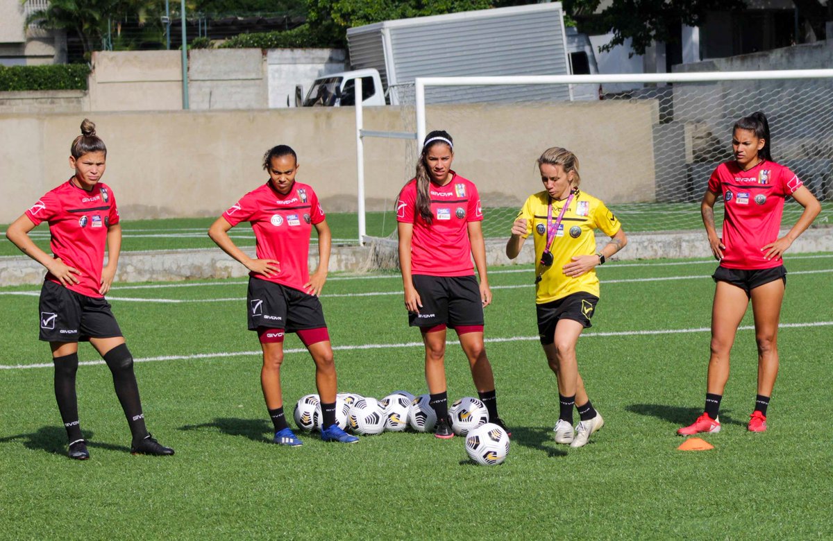 mindeporte_ve's tweet photo. De cara a la doble fecha ante la selección de Ecuador ⚽ la @femeninofvf ya inició sus entrenamientos 🇻🇪🇻🇪
@mervinmaldonado @nicolasmaduro @vtv_canal8 @deportes_vtt @globovision @liderendeportes @meridianoonline @noticierovenevision @deportivasvv
#futbol #futbolfemenino #mppjd https://t.co/cgmuWnJV4H