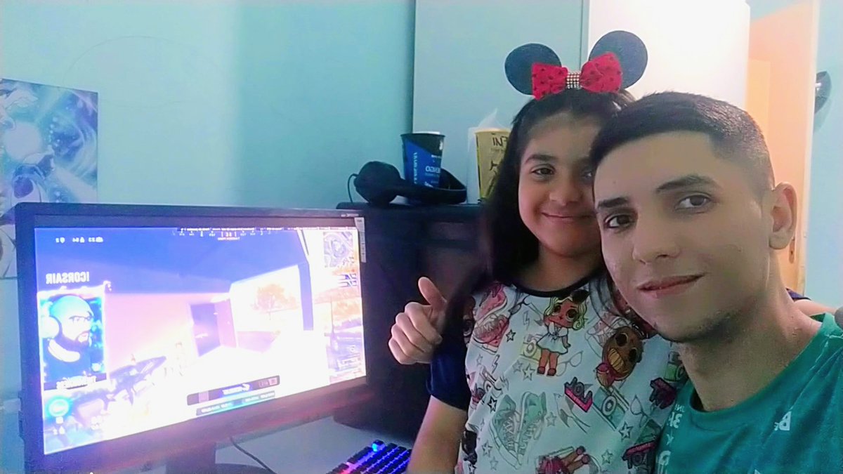Doug_x14's tweet photo. @TheDarknessPGDM @sra_maravilha
Aproveitando a folga pra ensinar a minha irmã a assistir conteúdo de qualidade kkkkk #PGDM #PGDMara https://t.co/jYroM080TZ