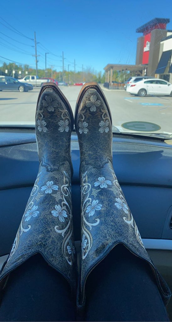 Avi_Elise's tweet photo. New boot goofin https://t.co/OefqjzbSZj