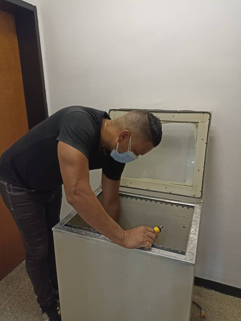 PichsEduardo's tweet photo. Los electromédicos pertenecientes a la misión médica en el estado Miranda en la reparación del equipamiento médico para la mejor atención al pueblo venezolano. @PichsEduardo @CruzataValdes @YTapiaValido @cubacooperaven @cubacooperaMIR #HeroesDeLaSalud https://t.co/wErflWB0mJ