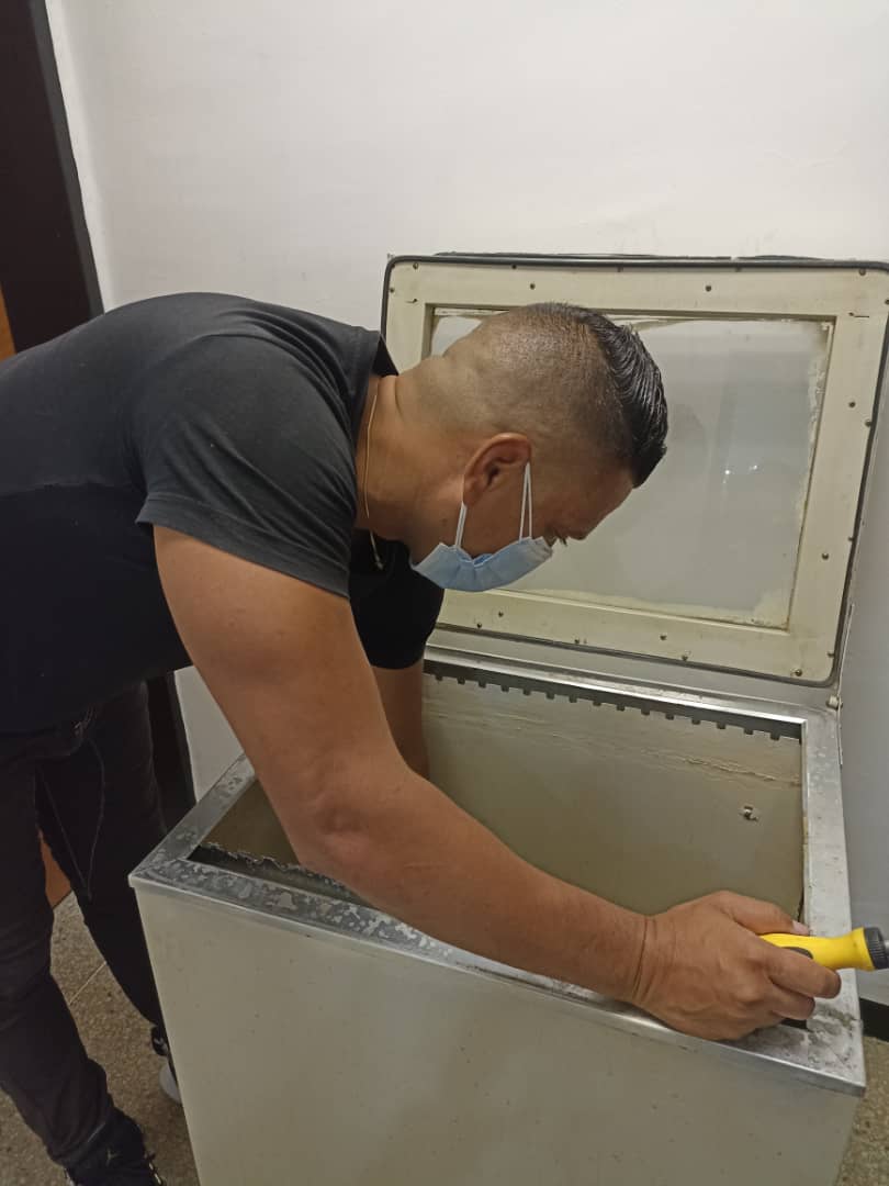 PichsEduardo's tweet photo. Los electromédicos pertenecientes a la misión médica en el estado Miranda en la reparación del equipamiento médico para la mejor atención al pueblo venezolano. @PichsEduardo @CruzataValdes @YTapiaValido @cubacooperaven @cubacooperaMIR #HeroesDeLaSalud https://t.co/wErflWB0mJ
