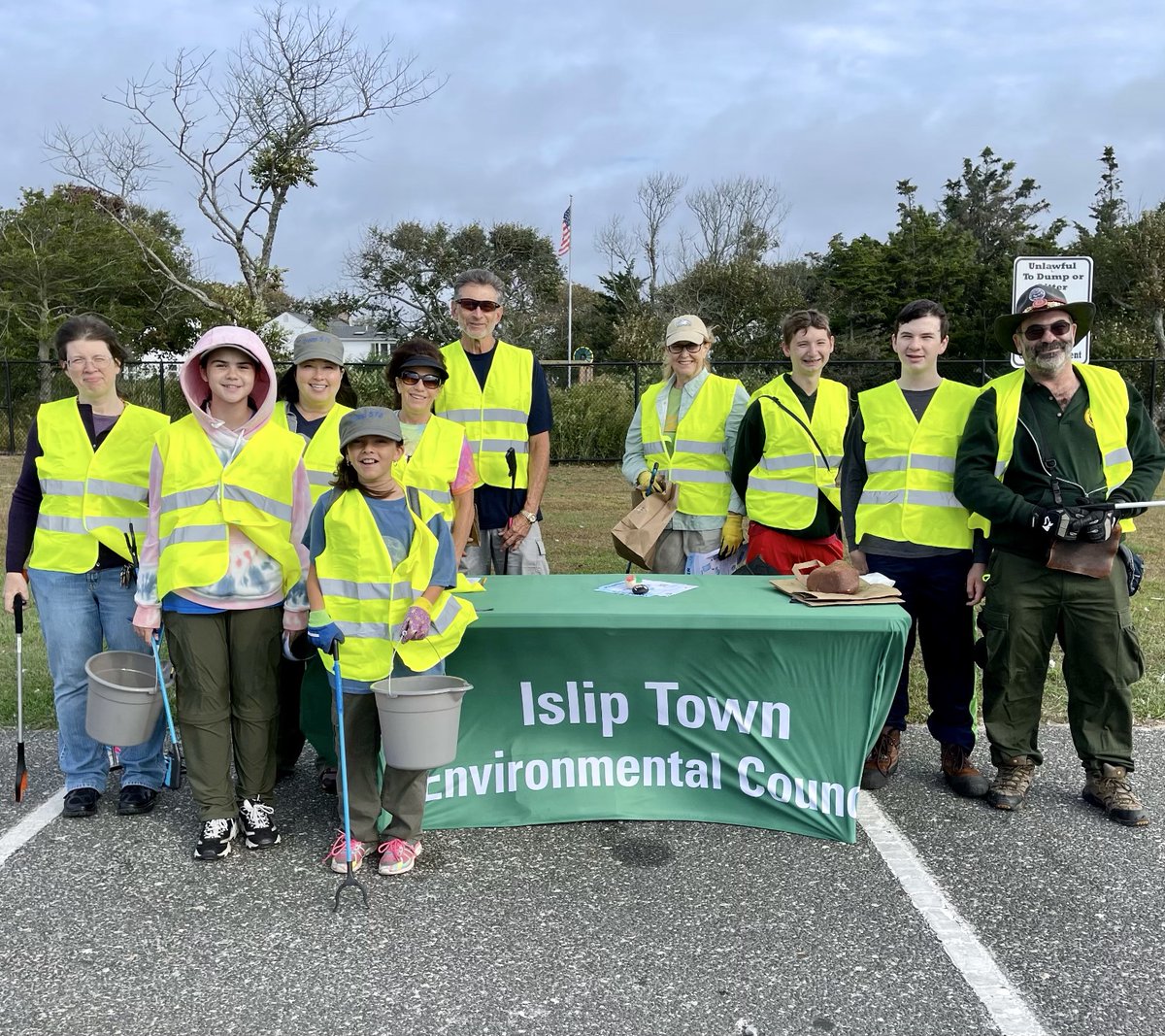 KeepIslipClean's tweet photo. Islip Town Environmental Council (ITEC) had a successful International Coastal Cleanup event at Islip Beach this weekend! Joining project organizer Barbara Kurek were volunteers from ITEC and scouting troops 197 and 572. Thanks to all for your good water stewardship! https://t.co/d2wtlrHqVF