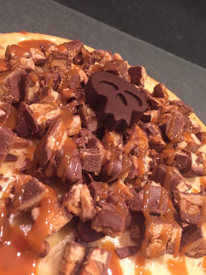 ShredderBabe's tweet photo. Feeling a little festive 🎃💀 #Snickers #SnickersCheesecake https://t.co/fZBBZ8oRyC