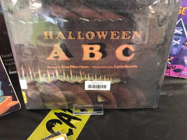 BrentwoodEIPS's tweet photo. Halloween books and student art work on display in the Commons Area. #commonsarea #eips #halloweenbooks https://t.co/SD45Fd1mKX