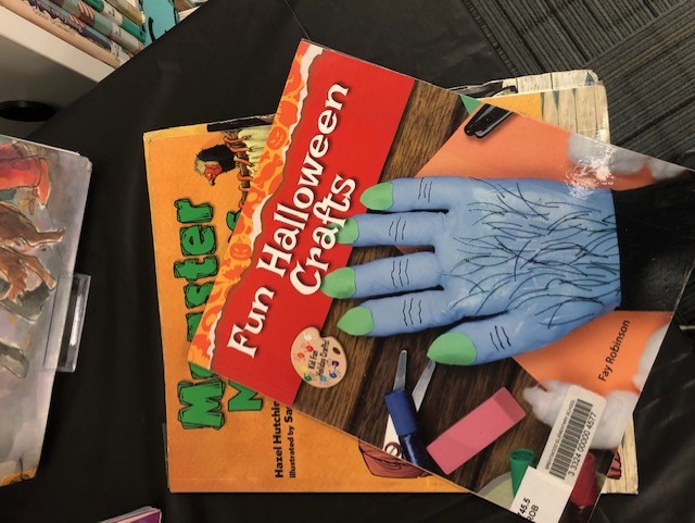 BrentwoodEIPS's tweet photo. Halloween books and student art work on display in the Commons Area. #commonsarea #eips #halloweenbooks https://t.co/SD45Fd1mKX