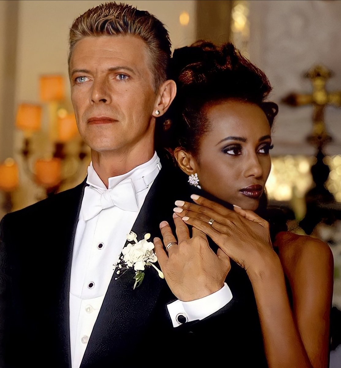 ImagenRetro's tweet photo. David Bowie e Iman el día de su boda, 1992. https://t.co/AS2jlEqfwt