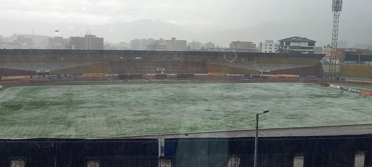 emprefutbol's tweet photo. Cancha del Esradio ASA BANCO DEL AUSTRO cubierta con granizo https://t.co/LneYIiBS8F