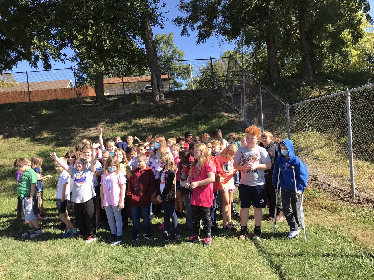 hyde4th's tweet photo. 4th graders @HydeElem created human arrays to kick off our multiplication unit. @HydePrincipal https://t.co/qMXH738GaC