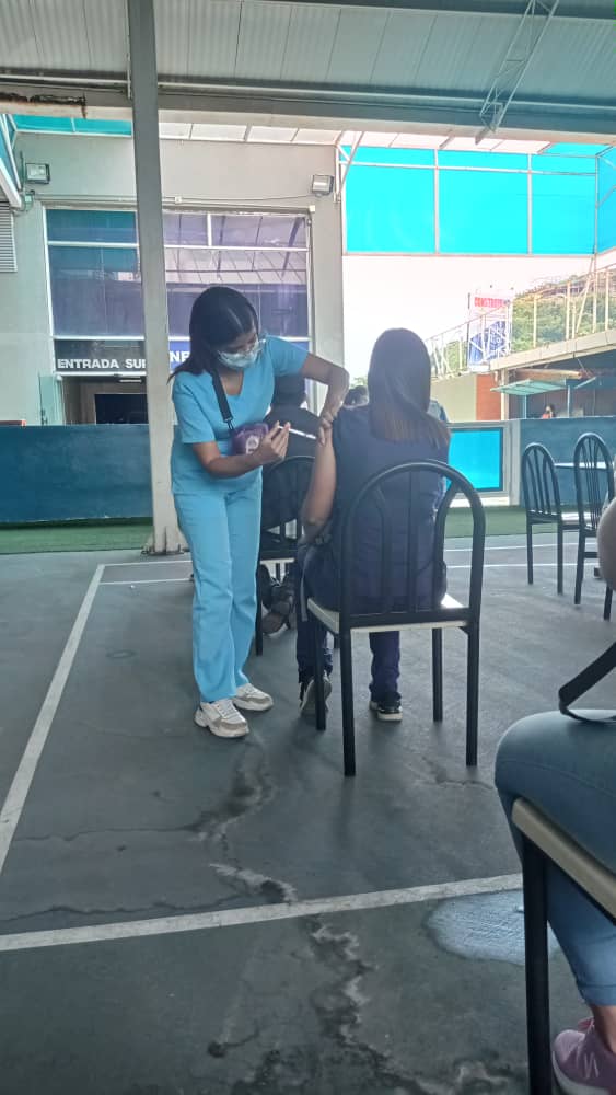 Unefa_VEN's tweet photo. 😷💉 #EnDirecto #18Oct  Personal administrativo, militar, docente, obrero y estudiantil asistieron a la 4ta. Jornada de Vacunación contra la #Covid_19 en la cancha techada de la #UnefaSede https://t.co/GCbRVJg8hU