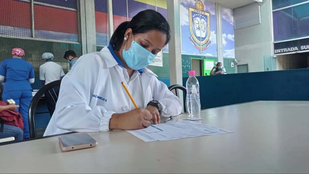 Unefa_VEN's tweet photo. 😷💉 #EnDirecto #18Oct  Personal administrativo, militar, docente, obrero y estudiantil asistieron a la 4ta. Jornada de Vacunación contra la #Covid_19 en la cancha techada de la #UnefaSede https://t.co/GCbRVJg8hU