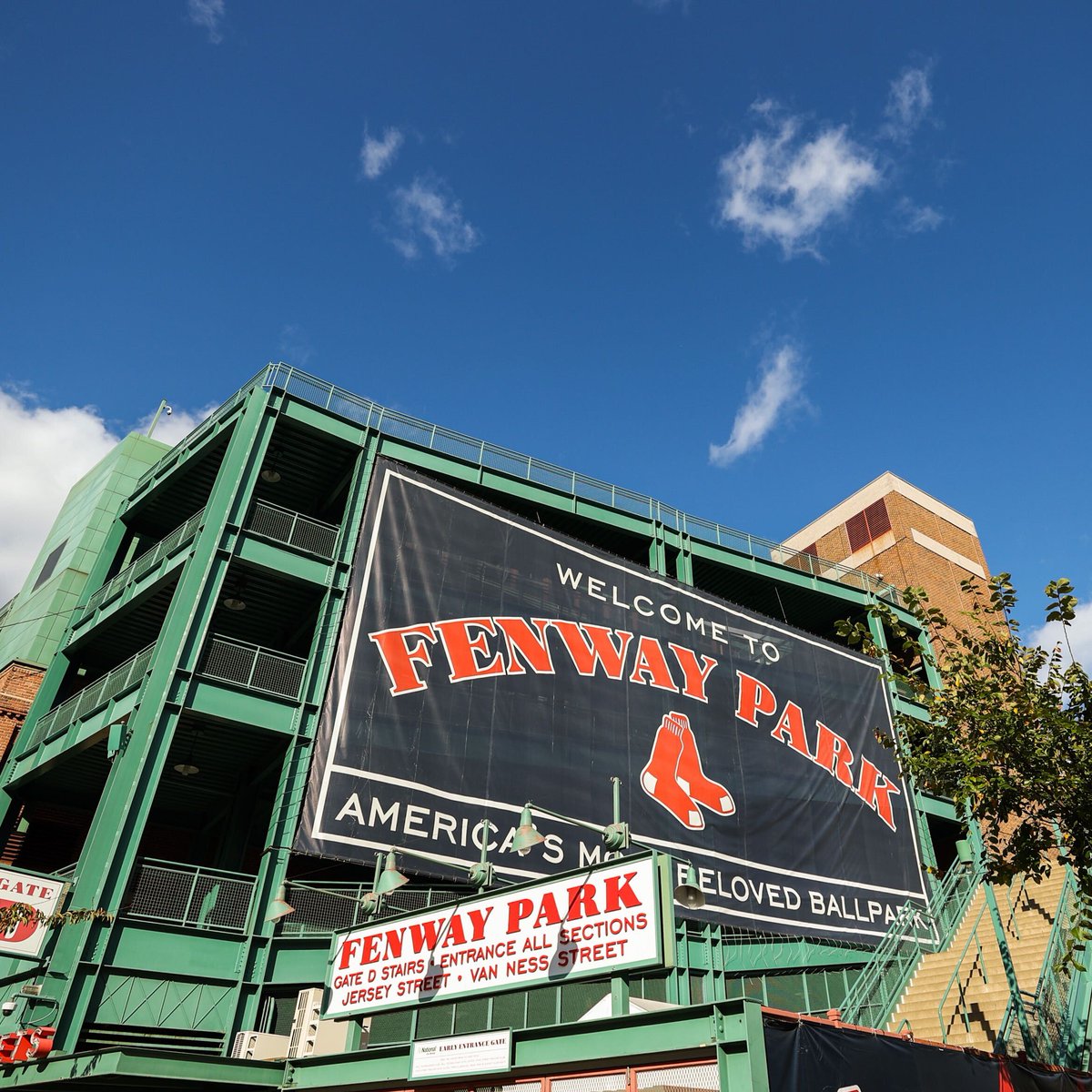 MLB's tweet image. Greetings from Boston. 😍