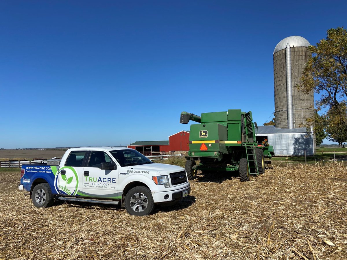 Has there ever been a more picture-perfect fall day? 🍁 Sean Mears, our Quad Cities/Illinois area Precision Technology Consultant took this awesome photo today over in Illinois. #harvest2021 #fall