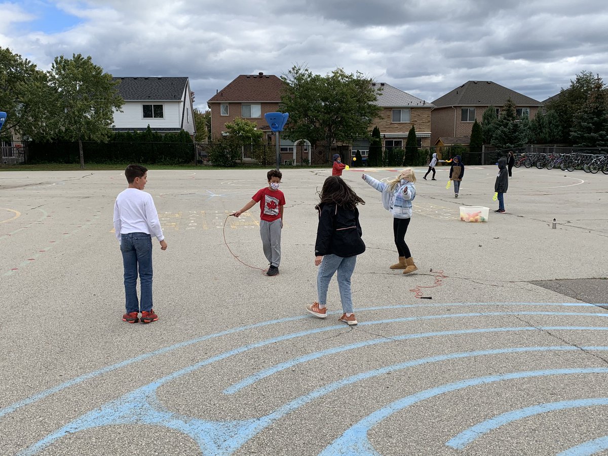 MrsCoombsCRW's tweet photo. Some outdoor fun during physed! #tryingtostaywarm! https://t.co/fzRx860yl5