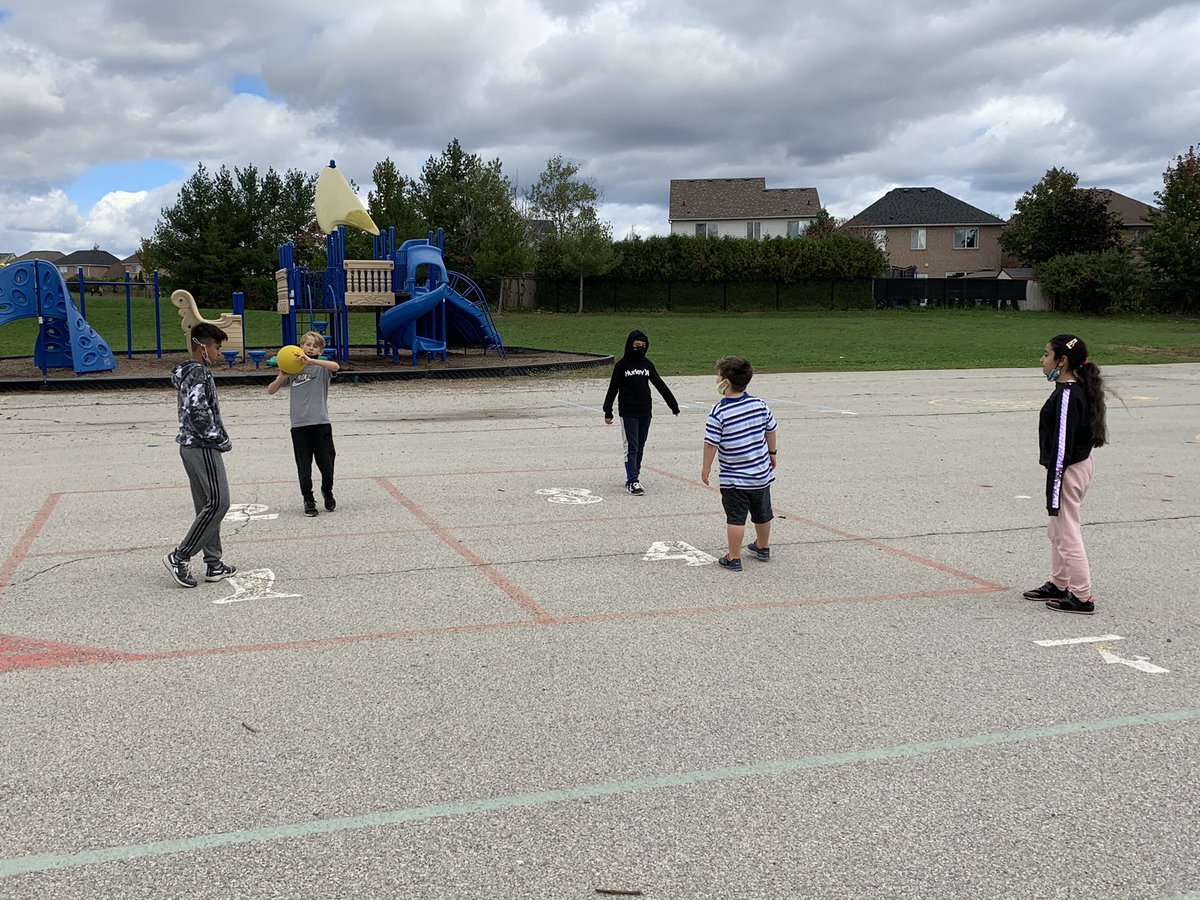 MrsCoombsCRW's tweet photo. Some outdoor fun during physed! #tryingtostaywarm! https://t.co/fzRx860yl5