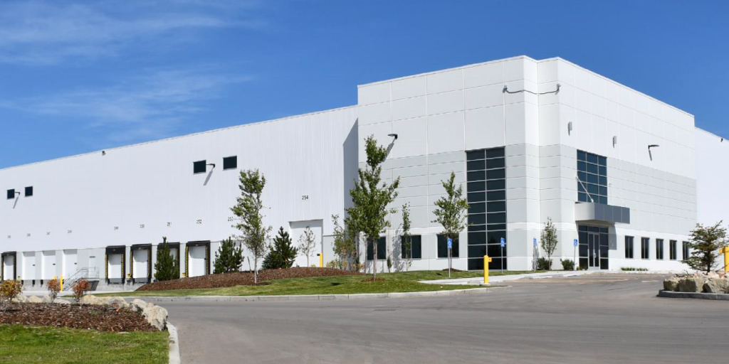 SkylineGrp's tweet photo. https://t.co/nd1ZBV53Bl Oct 14 2021: Skyline Commercial REIT purchased a newly developed 150K SF industrial warehouse in Rocky View County #AB! Property construction was overseen by #SkyDev. #SkylineCommercialREIT #CommercialRealEstate #REIT #RealEstateInvestment https://t.co/TLbHzRUTIp