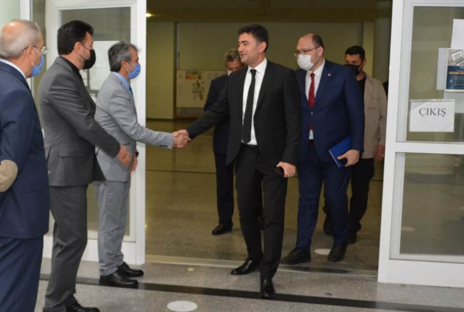 kirikkalemem's tweet photo. Valimiz Bülent Tekbıyıkoğlu, Milli Eğitim Müdürlüğünü ziyaret etti. Kentteki eğitim öğretim çalışmalarının değerlendirildiği toplantıda Vali Tekbıyıkoğlu, Milli Eğitim Müdürü Yusuf Tüfekçi'den brifing aldı. 
@tufekciyusuf https://t.co/KEOMHvQfNr