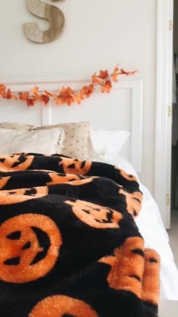 —Después de pasar toda la mañana con sus hijos Enzo y Eun colocando la decoración de Halloween por toda la casa, Shawn se da un baño y después se queda en su habitación para descansar. Entonces le envía a <a href="/YunhxB/">Yunho</a> una foto de su cuarto con un texto breve: “Terminé. ¿Vienes?”—