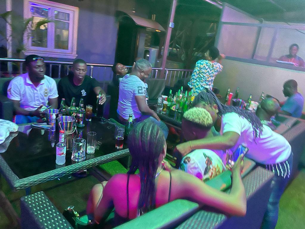 Tell that somebody's son to bring u here when he found u

#tiwasavage 
#SomebodysSon 
#WomanVideo 
#bar
#lounge 
#restaurant 
#ikoroduboisversion