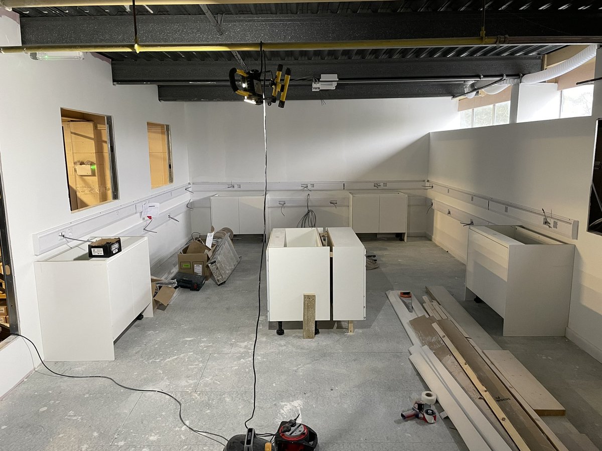Arcadeoffice's tweet photo. Runcorn fit out - base units and dado trunking installed. Suspended ceiling and joinery works next! #runcorn #officedesign #officerefurb #Construction https://t.co/qwhboXONOT