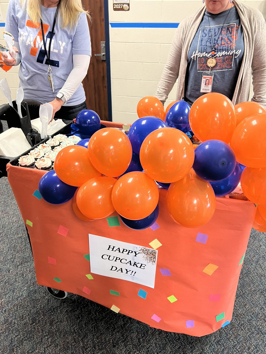 Cupcake delivery!  Shout to my amazing admin for making this Monday a little sweeter!  <a href="/TXCoolPrinc/">Kristin Harper</a> <a href="/AllisonLTravis/">𝔸𝕝𝕝𝕚𝕤𝕠𝕟 𝕋𝕣𝕒𝕧𝕚𝕤 𝔹𝕝𝕒𝕜𝕖</a> @spartan_speak #7LJHpride #NationalChocolateCupcakeDay #kisd