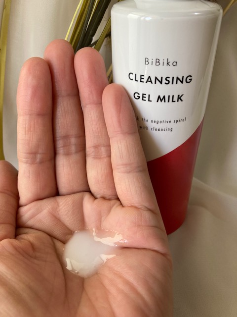 asukanya's tweet photo. BiBikaクレンジングジェルミルクを使っています。肌を落ち着かせ、内側からうるおし、うるおいベールで守ってくれます。W洗顔不要で便利です。
#BiBika
#ビビカ
#ミルククレンジング
#ロフト
#敏感肌
#BiBika_ad https://t.co/4k2y66cZvb