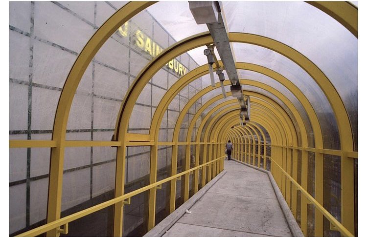 modernistsocSHF's tweet image. Covered walkway,
Archer Road Sainsbury’s,
Hadfield Cawkwell Davidson, 1984

Photo: Brian Shuel/Sainsbury Archive, Feb 1984

#modernarchitecture #supermarkets #Sheffield