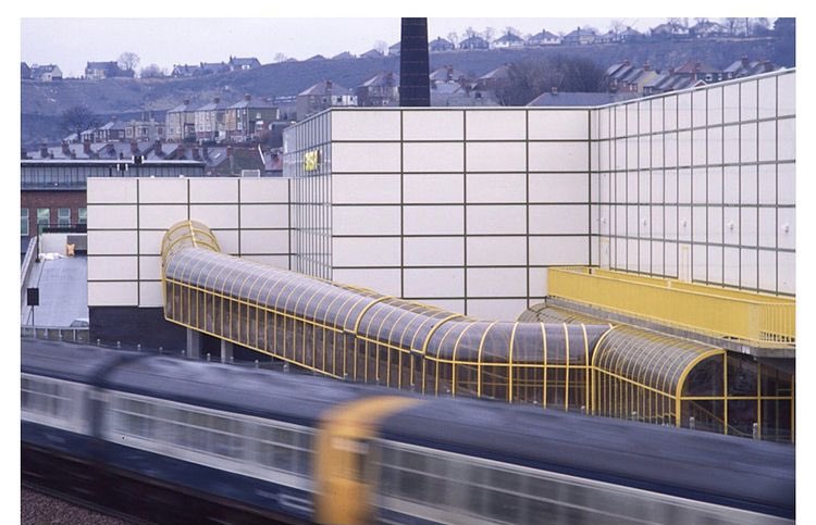 modernistsocSHF's tweet image. Covered walkway,
Archer Road Sainsbury’s,
Hadfield Cawkwell Davidson, 1984

Photo: Brian Shuel/Sainsbury Archive, Feb 1984

#modernarchitecture #supermarkets #Sheffield
