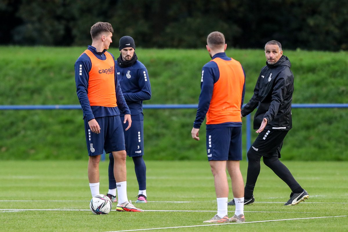 MSVDuisburg's tweet photo. Ein paar Eindrücke der ersten Trainingseinheit mit unserem neuen #Coach 💪🏽📸

#herznumahier 💙 #Duisburg https://t.co/p0KmHGDPXh
