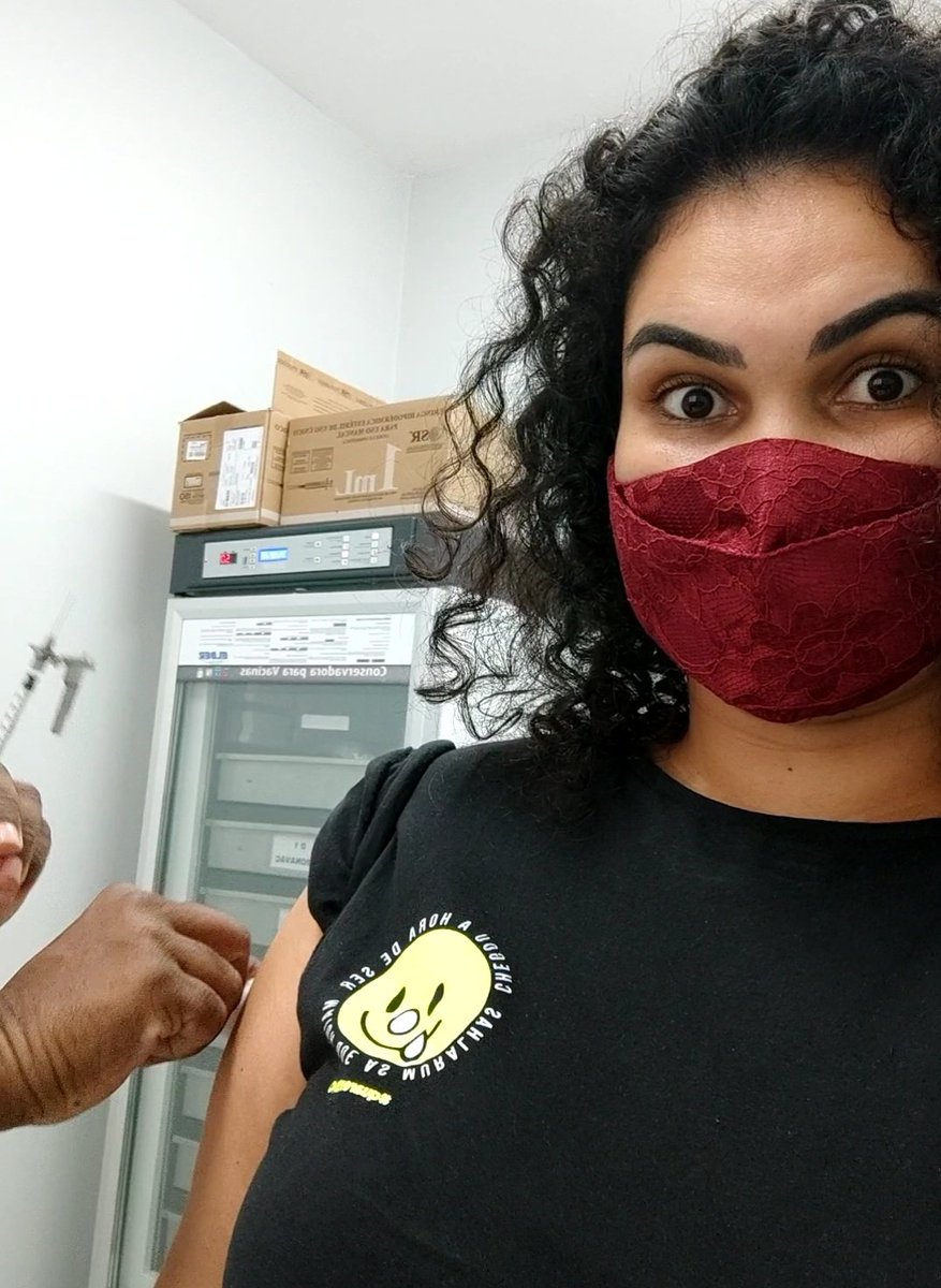 Alline07's tweet photo. #SegundaDose com a blusinha da @fresnorock CHEGOU A HORA DE SER MAIOR QUE AS MURALHAS da #QuarentEMO ✌🏾
#VacinasSalvamVidas https://t.co/XtNJpXy6D9