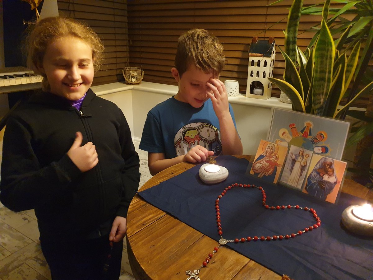 Anna78179458's tweet photo. Class 3 travelling rosary has been brought to our home this afternoon 😃👨‍👩‍👧‍👦🙏. Thank you St Anthony's @StAntsShipley https://t.co/lSgp8EULG7