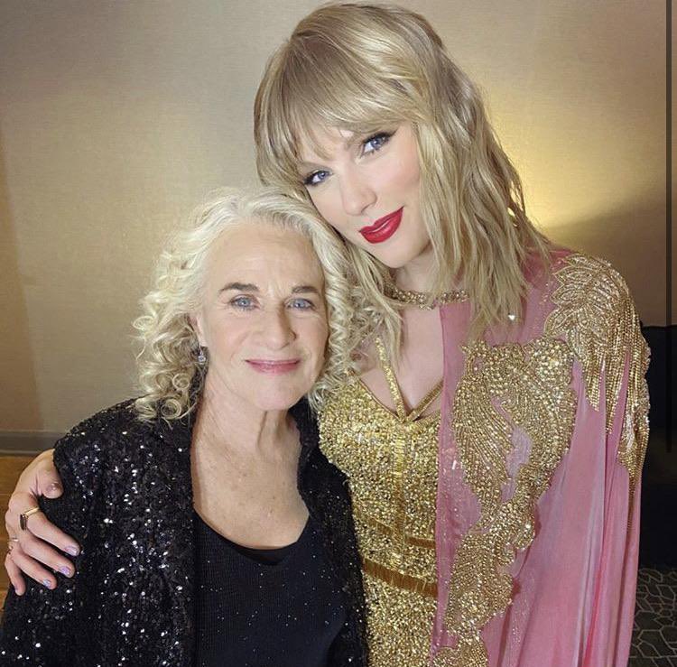 TSwiftNZ's tweet image. 🎤 | Taylor Swift will welcome @Carole_King into the Rock and Roll Hall of Fame on October 30th, as well as take part in King’s performance along with Jennifer Hudson! 

— It will mark her first time playing to a live audience since the Grammys in March.
