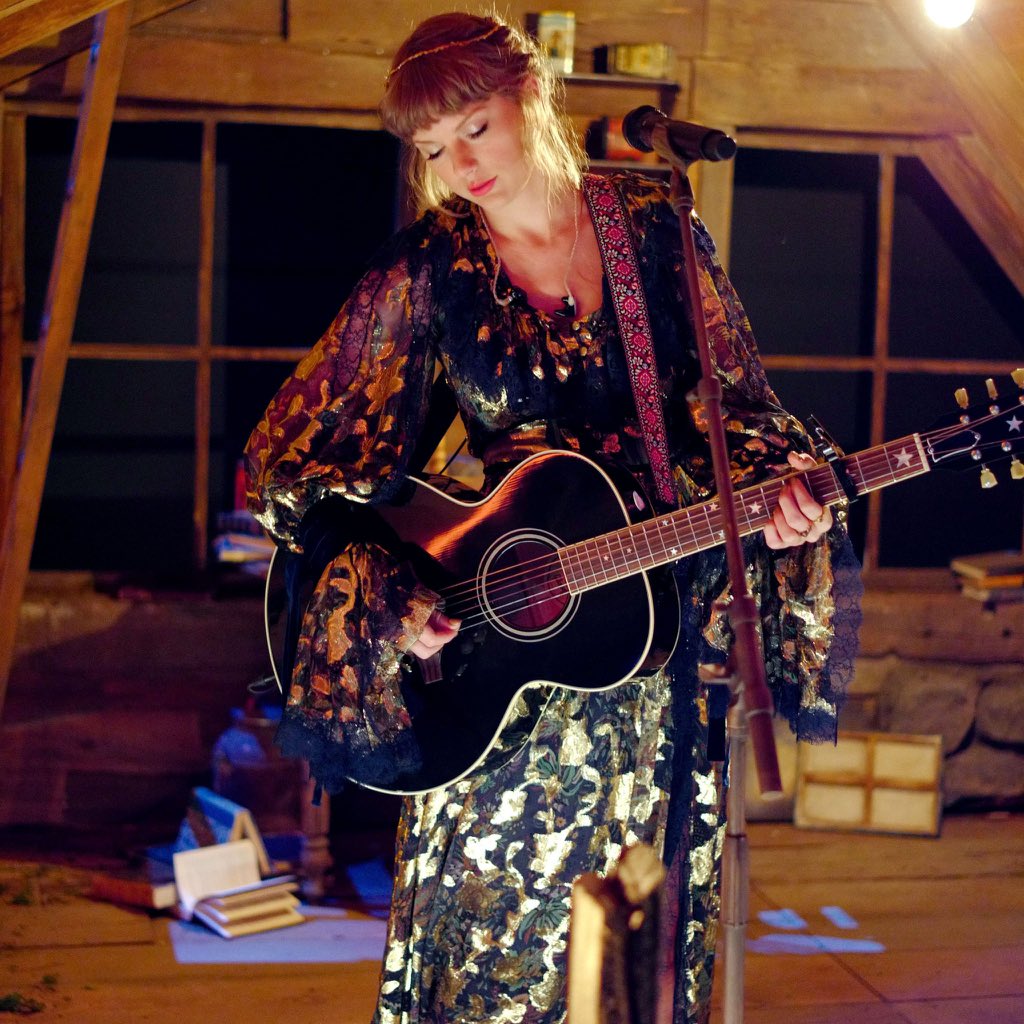 TSwiftNZ's tweet image. 🎤 | Taylor Swift will welcome @Carole_King into the Rock and Roll Hall of Fame on October 30th, as well as take part in King’s performance along with Jennifer Hudson! 

— It will mark her first time playing to a live audience since the Grammys in March.