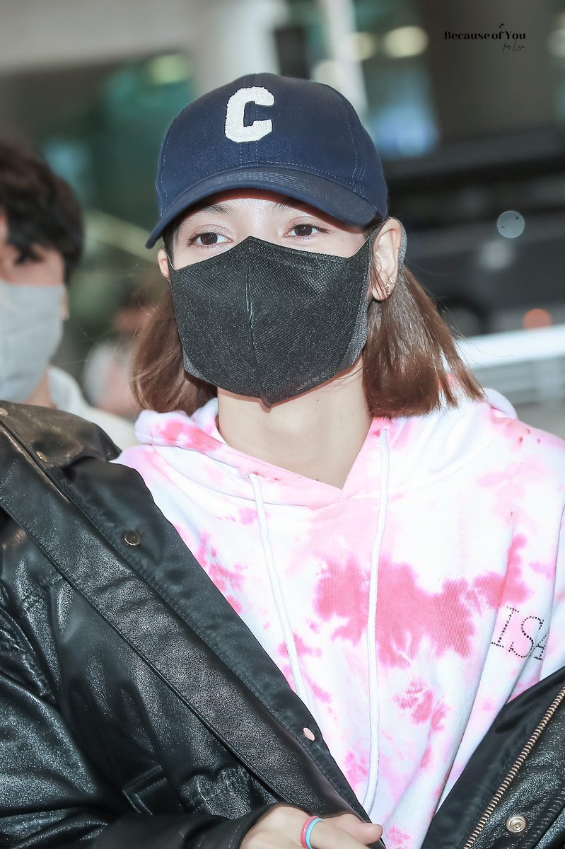 BcofU_77's tweet photo. 211018 🛬 ICN 

😊😘

#LISA  #리사  #Lisa 
#BLACKPINK
 #블랙핑크 https://t.co/7LzkMNUIuw