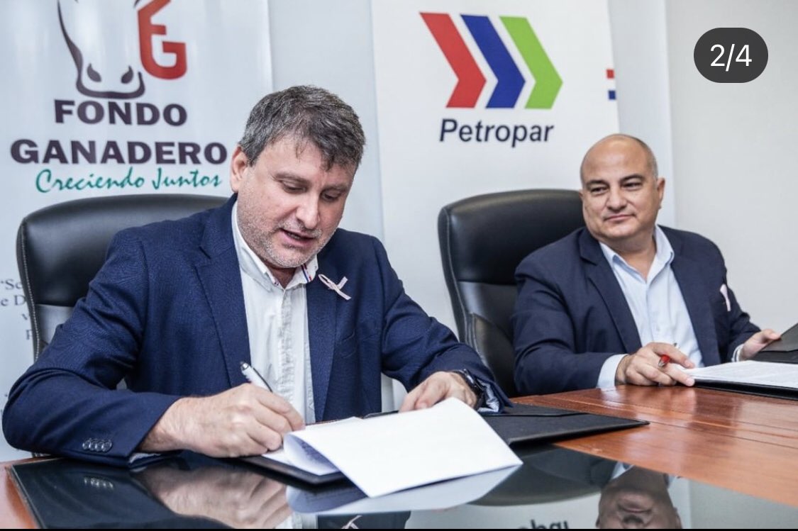 lacostasoy's tweet photo. Firma de convenio. @fondoganadero y @Petropargov firma acuerdo para preservar los recursos naturales. Participaron @lichi_denis y @FredisEstigarr2. https://t.co/E3yJ1SpTpu