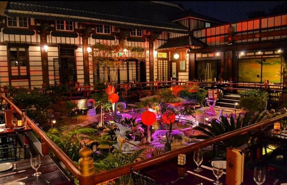 YamashiroLA's tweet photo. The perfect setting for your next event :Our 100-year-old Garden Courtyard. Learn more about our special event space by clicking the Link Now: https://t.co/cuzTgHRLes #YamashiroHollywood #YamashiroRestaurant #Yamashiro #FirstDateLocation #EventLocation #Fil https://t.co/0wnSQTZoa0