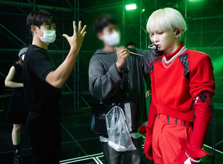Choi_Dawna's tweet photo. 120926 #KEY_BeyondLive #GroksInTheKeyland
KEY : " someone is asking where's minhoㅋㅋㅋ how would i know?.. he came to the site of my tech rehearsals to celebrate my birthday but i don't know where is he now .. he must be at the gym " .
** Minho was watching his BeyondLive ❤️ https://t.co/QWHlHRA8uF